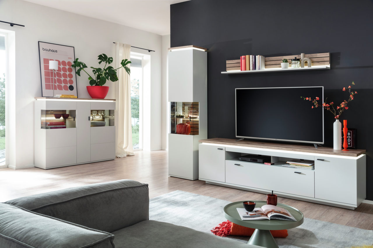 Moderne Wohnzimmermöbelkombination mit Highboard, TV-Schrank und Wandregal in heller Holzoptik, seitliche Perspektive
