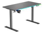 Moderner E-Gaming Tisch mit RGB-Beleuchtung, seitlicher Getränkehalter und Haken, seitliche Perspektive