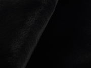 Nahaufnahme eines schwarzen Fellteppichs aus seitlicher Perspektive