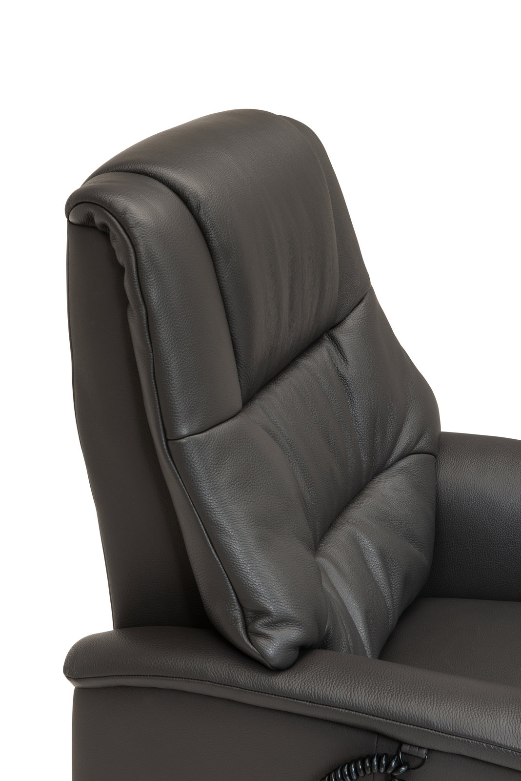 Nahaufnahme eines schwarzen Relaxsessels aus Leder, seitliche Perspektive auf die Rückenlehne und Armlehne.