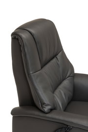 Nahaufnahme eines schwarzen Relaxsessels aus Leder, seitliche Perspektive auf die Rückenlehne und Armlehne.