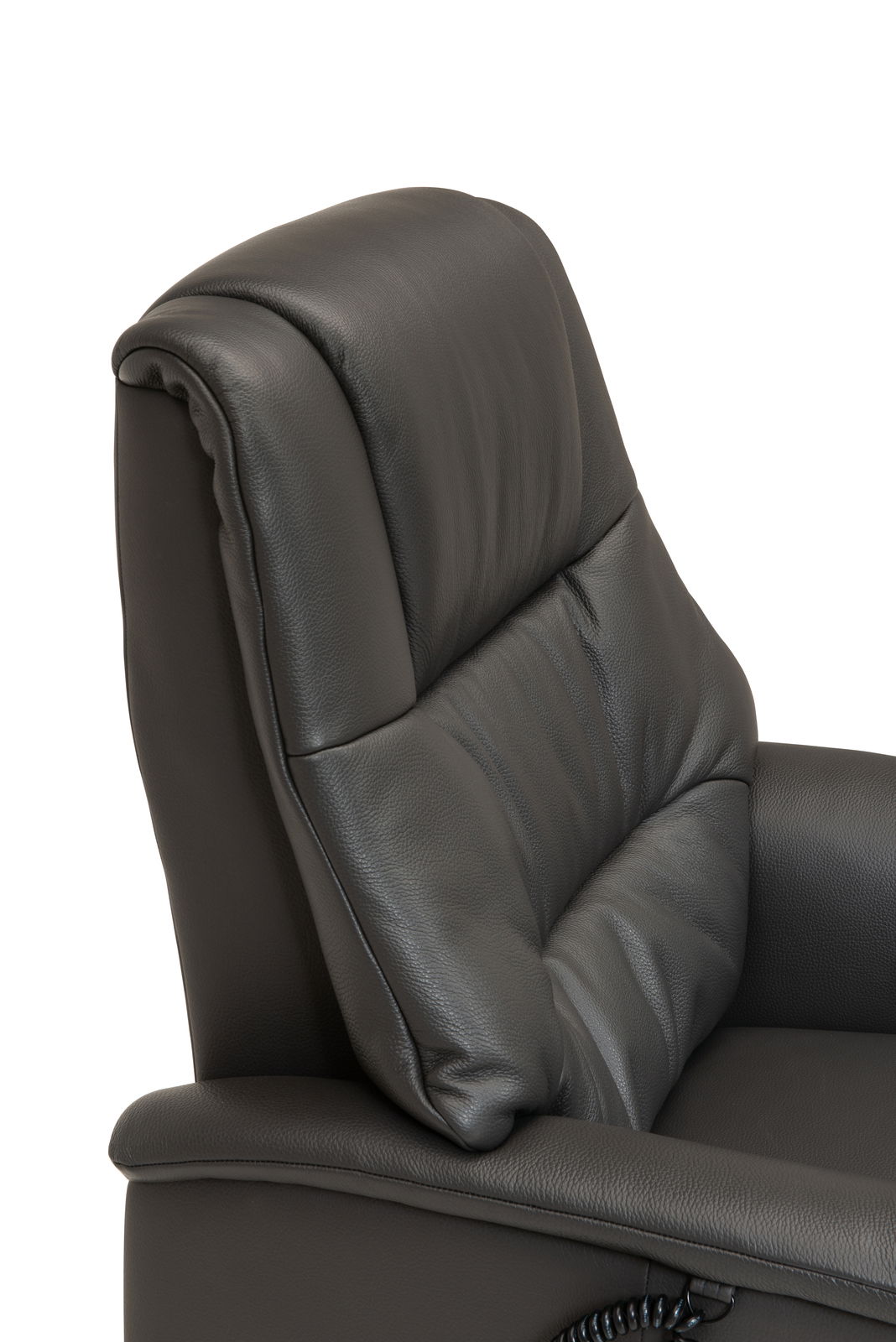 Nahaufnahme eines schwarzen Relaxsessels aus Leder, seitliche Perspektive auf die Rückenlehne und Armlehne.