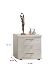 Weiße Nachtkonsole mit drei Schubladen, darauf eine Skulptur und zwei Parfümflaschen, frontale Perspektive.