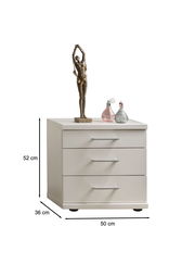 Weiße Nachtkonsole mit drei Schubladen, darauf eine Skulptur und zwei Parfümflaschen, frontale Perspektive.