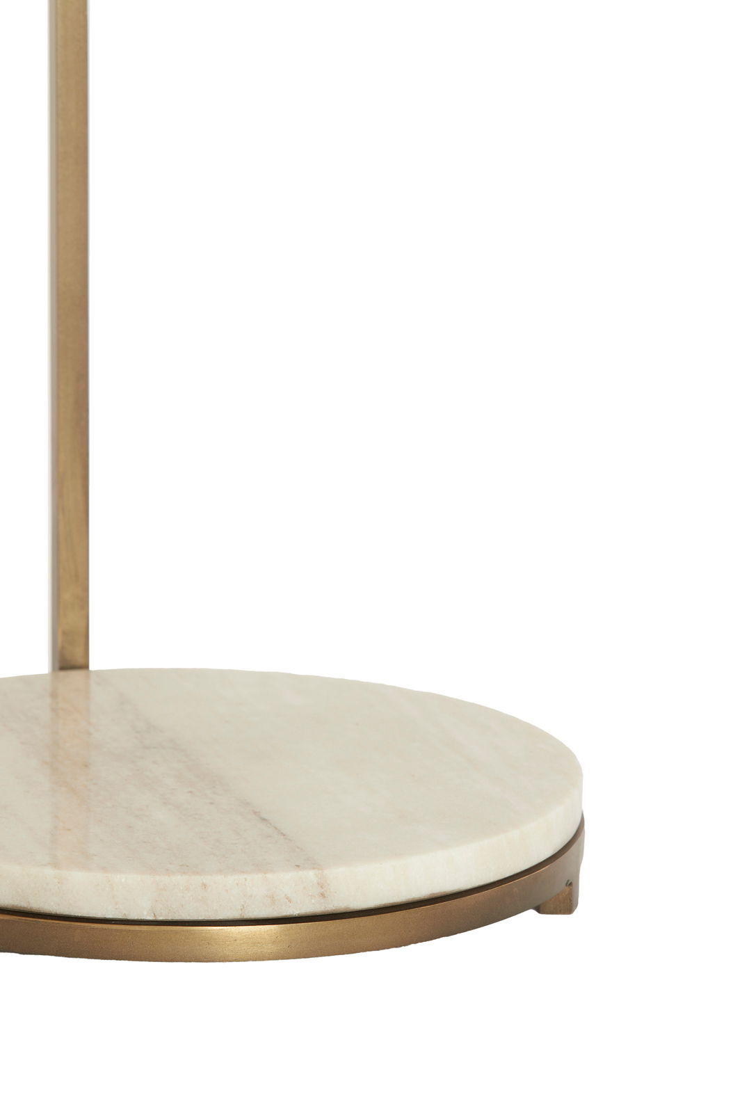 Light&Living Beistelltisch LEDA Nahaufnahme eines runden Beistelltisches mit einer Marmorplatte und einem goldenen Gestell.