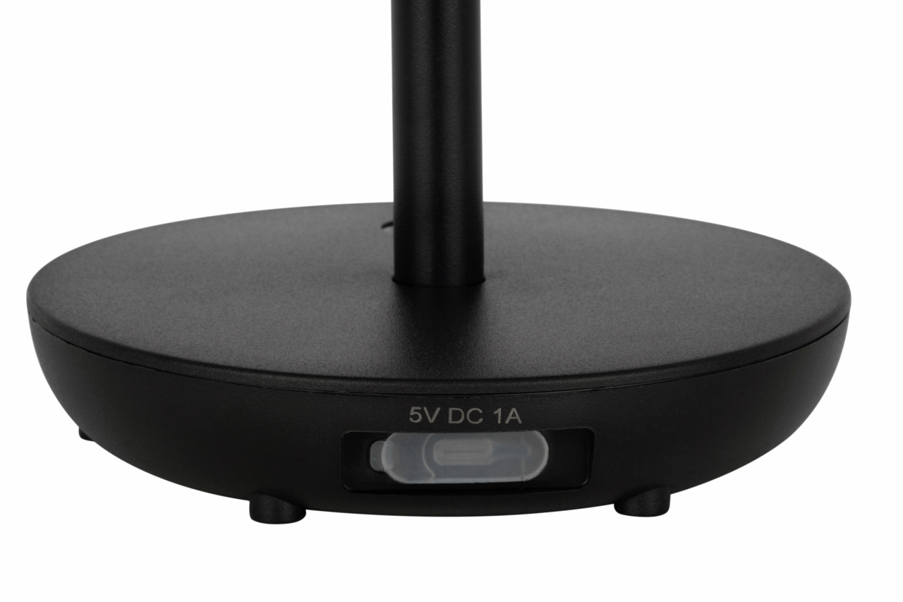 Nahaufnahme der Basis einer schwarzen Solarleuchte mit USB-Anschluss, seitliche Perspektive