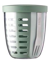 Snackpot-Set in Salbeigrün mit transparentem Behälter und integrierter Gabel, seitliche Perspektive