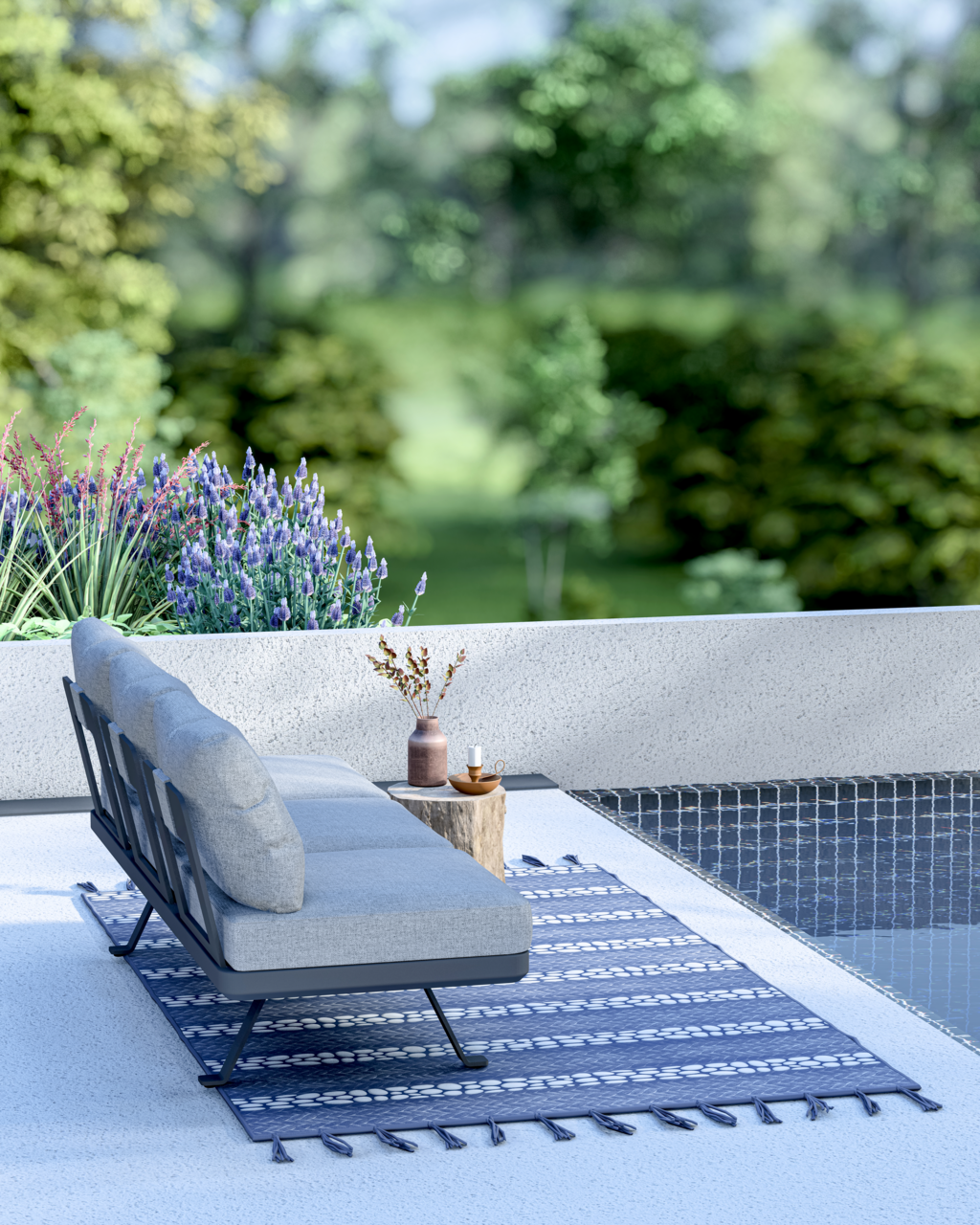 Seitliche Perspektive auf ein modernes 3-Sitzer Loungeelement mit grauen Kissen, platziert auf einer Terrasse neben einem Pool, umgeben von grüner Natur und Blumen.