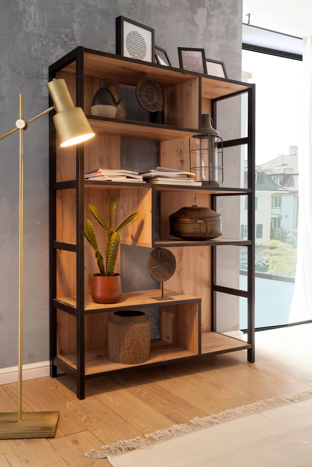 Holzregal mit schwarzem Metallrahmen, dekoriert mit Büchern, Pflanzen und Kunstobjekten, seitliche Perspektive