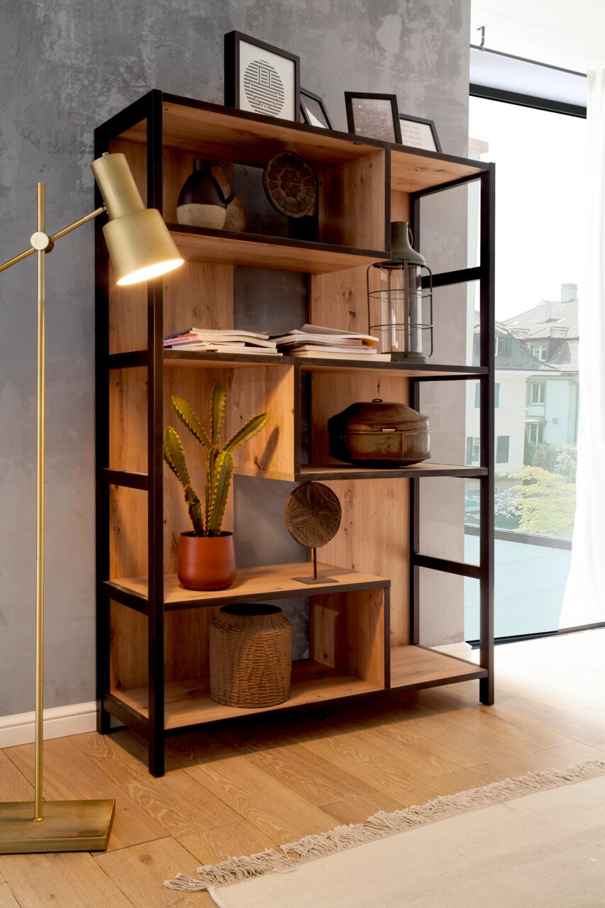 Holzregal mit schwarzem Metallrahmen, dekoriert mit Büchern, Pflanzen und Kunstobjekten, seitliche Perspektive