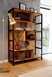 Holzregal mit schwarzem Metallrahmen, dekoriert mit Büchern, Pflanzen und Kunstobjekten, seitliche Perspektive