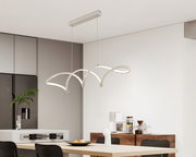 Moderne LED-Hängeleuchte mit geschwungenem Design, in einem Esszimmer von der Seite betrachtet.