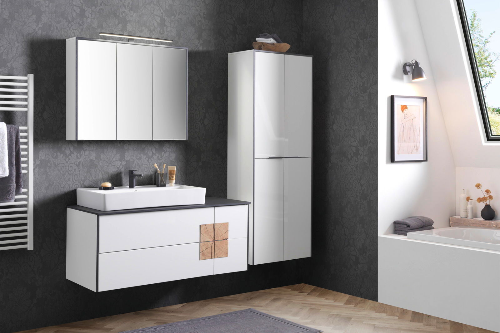 Modernes Waschtisch-Set in einem stilvollen Badezimmer mit dunkler Tapete, bestehend aus einem weißen Waschtisch mit Spiegel und einem hohen Schrank, seitliche Perspektive.