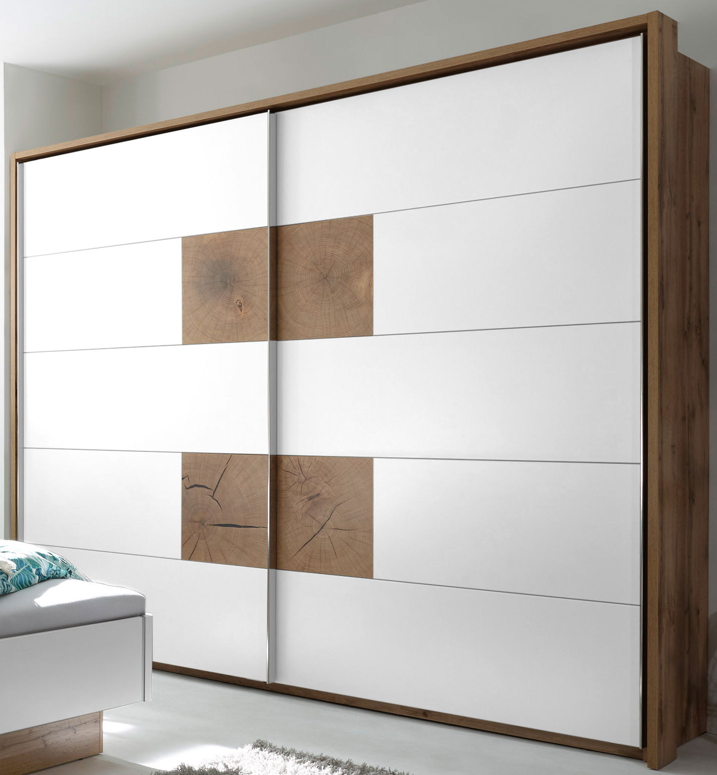 Moderner Schwebetürenschrank mit zwei Türen, weiß mit Holzakzenten, seitliche Perspektive