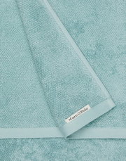 Hellblaues Handtuch-Set aus weichem Material mit Markenetikett, Draufsicht