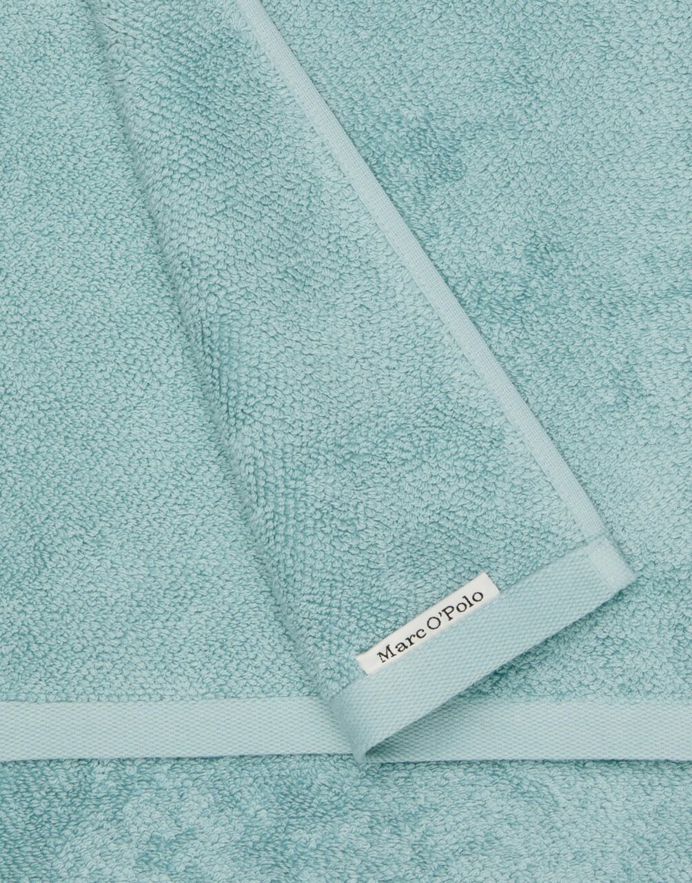 Hellblaues Handtuch-Set aus weichem Material mit Markenetikett, Draufsicht