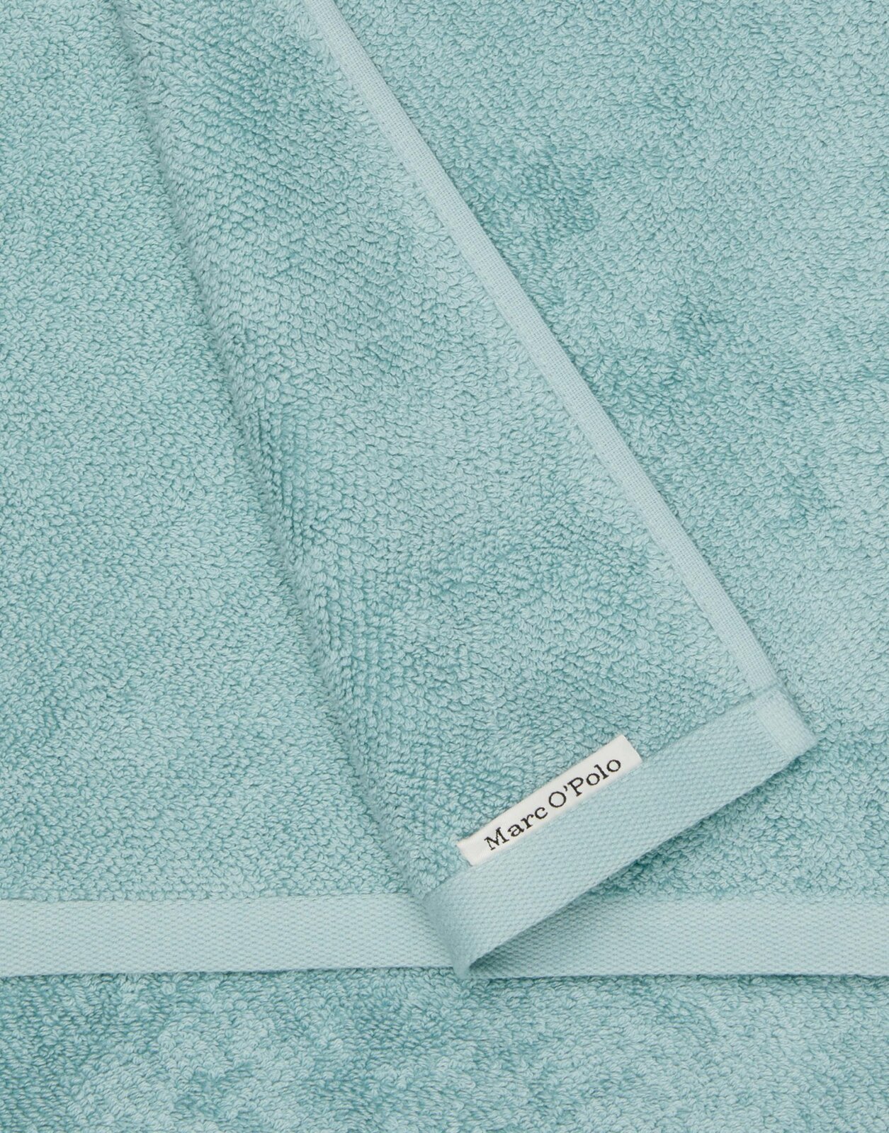 Hellblaues Handtuch-Set aus weichem Material mit Markenetikett, Draufsicht