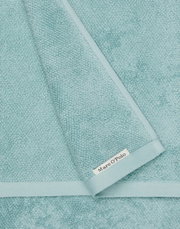 Hellblaues Handtuch-Set aus weichem Material mit Markenetikett, Draufsicht