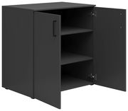 Schwarze Kommode mit zwei offenen Türen und drei Regalböden, Perspektive von vorne links