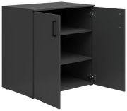 Schwarze Kommode mit zwei offenen Türen und drei Regalböden, Perspektive von vorne links