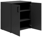 Schwarze Kommode mit zwei offenen Türen und drei Regalböden, Perspektive von vorne links