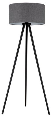 Moderne Stehlampe mit grauem Stoff-Lampenschirm und schwarzem Dreibein-Gestell, freigestellt auf weißem Hintergrund, Frontalansicht