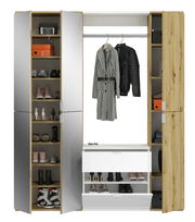 Garderobenkombination mit offenen und geschlossenen Fächern, Kleiderstange mit Jacken und Mantel, sowie Schuhregalen. Frontalansicht.