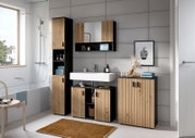 Modernes Badezimmermöbel-Set mit Waschtisch und Unterschrank, Spiegelschrank sowie hohem Hochschrank und Sideboard in Holzlamellen-Optik mit schwarzem Korpus, frontal aus leicht seitlicher Perspektive im Bad inszeniert.
