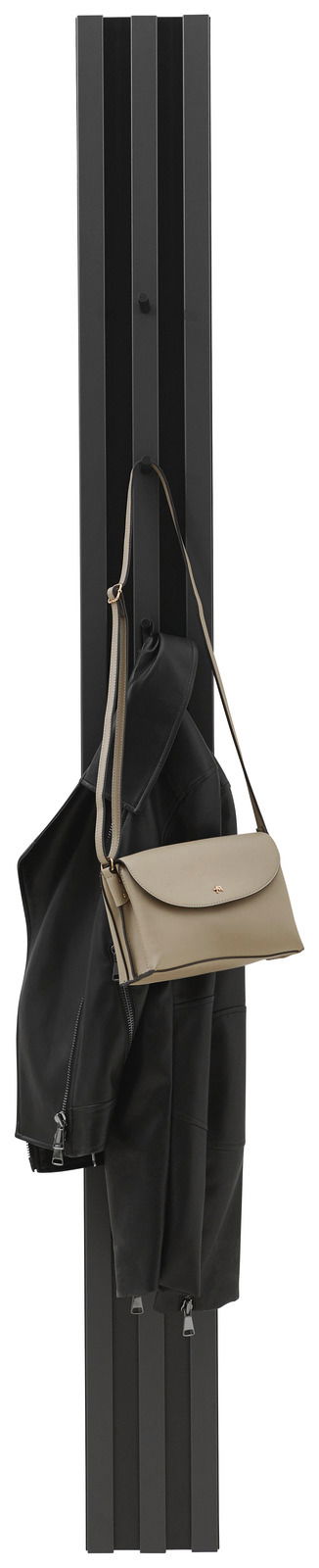 Schwarzes Garderobenpaneel mit Haken, an dem eine schwarze Jacke und eine beige Handtasche hängen, seitliche Perspektive.