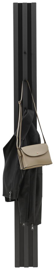 Schwarzes Garderobenpaneel mit Haken, an dem eine schwarze Jacke und eine beige Handtasche hängen, seitliche Perspektive.