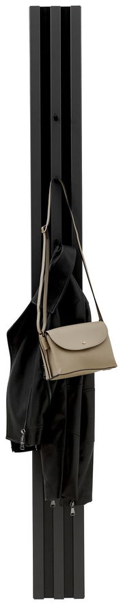 Schwarzes Garderobenpaneel mit Haken, an dem eine schwarze Jacke und eine beige Handtasche hängen, seitliche Perspektive.