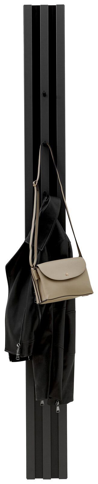 Schwarzes Garderobenpaneel mit Haken, an dem eine schwarze Jacke und eine beige Handtasche hängen, seitliche Perspektive.