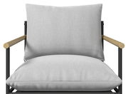 Vorderansicht eines modernen Gartenstuhls mit grauen Kissen und Holzarmlehnen.