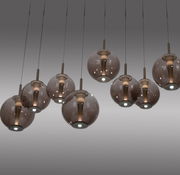 Mehrere LED-Pendelleuchten mit rauchgrauen Glaskugeln, von unten betrachtet.