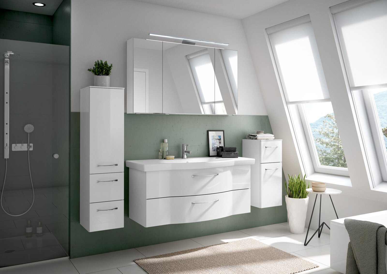 Moderner Badblock in einem hellen Badezimmer mit schrägen Fenstern, bestehend aus einem weißen Waschtisch mit zwei Schubladen, einem hohen Schrank und einem Spiegelschrank. Perspektive von vorne.