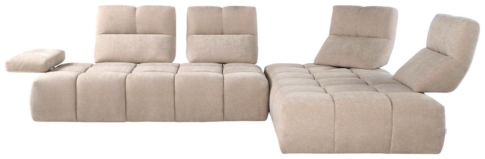 Beige Eckgarnitur mit verstellbaren Rückenlehnen, frontal betrachtet.