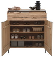 Garderoben-Set mit geöffneter Schranktür, zeigt mehrere Regalböden mit Schuhen und Aufbewahrungsboxen, aus Holz mit natürlicher Maserung, Frontansicht.