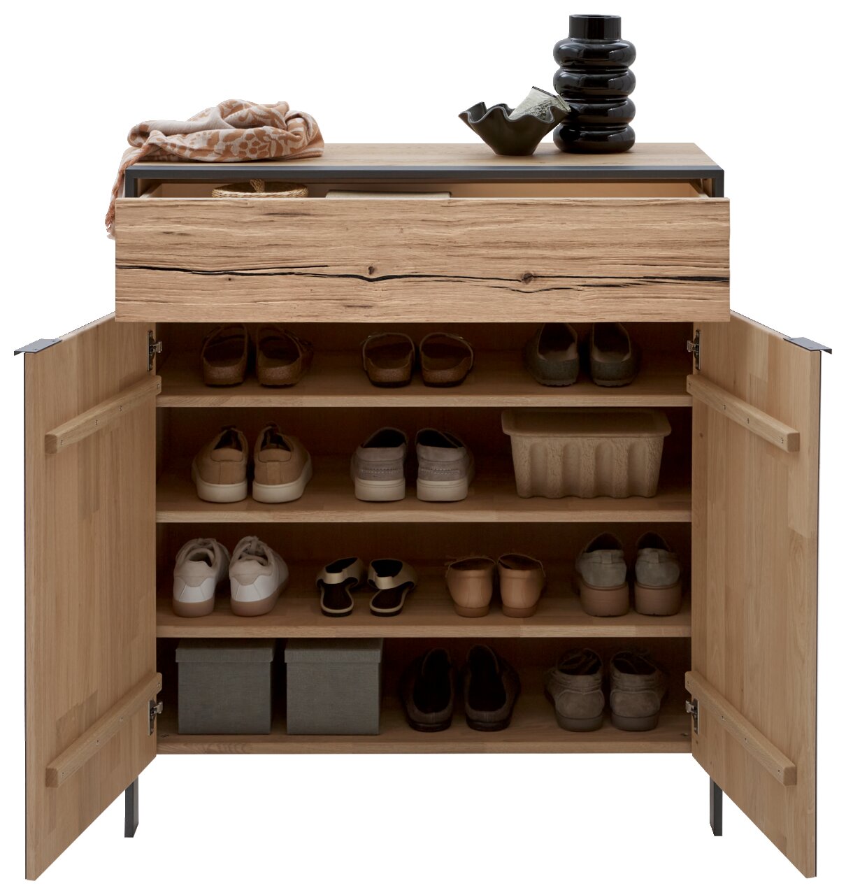 Garderoben-Set mit geöffneter Schranktür, zeigt mehrere Regalböden mit Schuhen und Aufbewahrungsboxen, aus Holz mit natürlicher Maserung, Frontansicht.