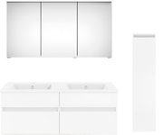 Moderne Badkombination aus der Serie NEXT4YOU von Puris, bestehend aus einem großen Spiegelschrank, einem Doppelwaschtisch mit Unterschrank und einem hohen Seitenschrank, frontal abgebildet.