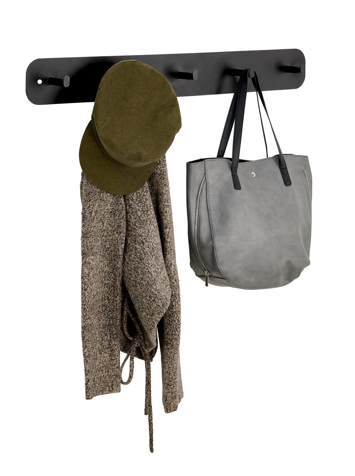 Schwarze Hakenleiste mit mehreren Haken, an denen eine grüne Mütze, ein grauer Pullover und eine graue Tasche hängen. Frontalansicht.