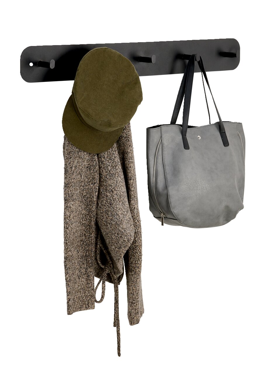 Carryhome Hakenleiste TIM Schwarze Hakenleiste mit mehreren Haken, an denen eine grüne Mütze, ein grauer Pullover und eine graue Tasche hängen. Frontalansicht.