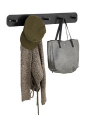 Schwarze Hakenleiste mit mehreren Haken, an denen eine grüne Mütze, ein grauer Pullover und eine graue Tasche hängen. Frontalansicht.