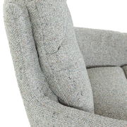 Nahaufnahme eines Armlehnstuhls mit hellgrauem Stoffbezug, seitliche Perspektive