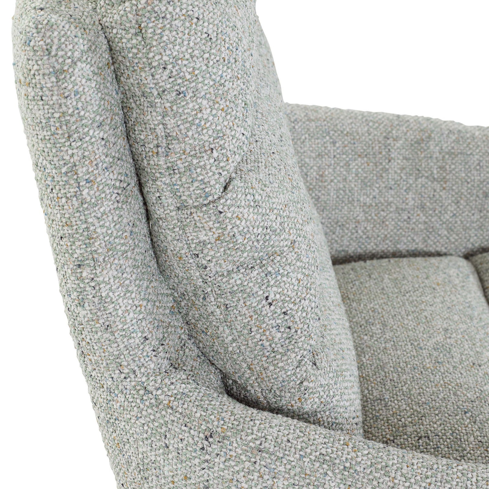 Nahaufnahme eines Armlehnstuhls mit hellgrauem Stoffbezug, seitliche Perspektive