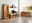 Holz-Sideboard in modernem Wohnzimmer, seitliche Perspektive