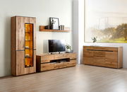 Holz-Sideboard in modernem Wohnzimmer, seitliche Perspektive