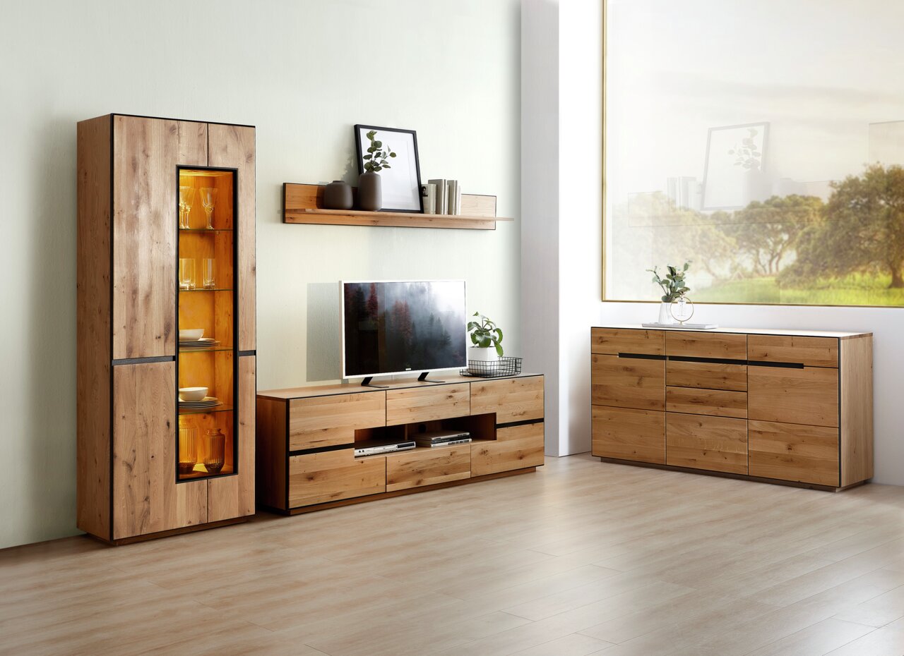 Holz-Sideboard in modernem Wohnzimmer, seitliche Perspektive