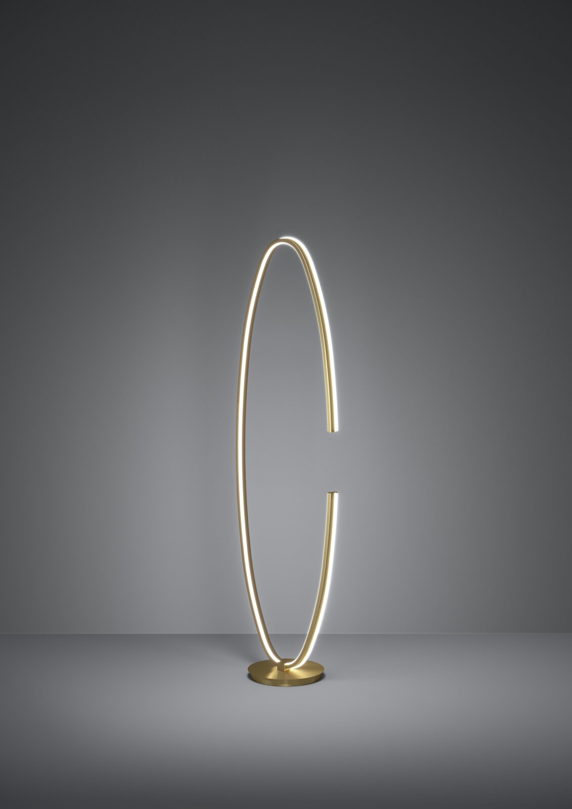 Moderne LED-Stehleuchte in ovaler Ringform mit goldfarbenem Metallfuß und warmweiß leuchtendem Lichtband, freistehend vor grauem Hintergrund, Frontansicht in leichter Seitenperspektive