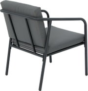 Rückansicht eines modernen Gartenstuhls mit grauem Metallrahmen und gepolstertem Sitz und Rückenlehne.