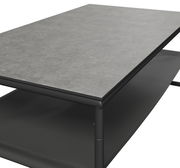 Moderner Gartentisch mit grauer Tischplatte und schwarzem Gestell, seitliche Perspektive